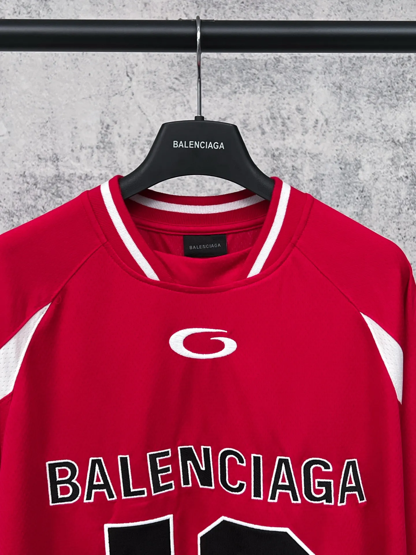 💰P140（ : ） 【 . Quality】BALENCI*GA/ SS 26New Arrival NBA Series T 。 ， NBASeries 。 ， 。 SS 26 New Arrival。 ， 。 。 Authentic ， 。 。 220 ， . ， 。 。 。 ， ， 。 。 。 OS . Same Style ：BL 265097 ：Black，White，Red Size：XS S M L